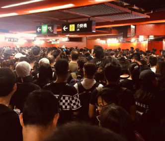 天后港鐵站出現大批身穿黑色或素色衣服的市民。網民Gloria Lam 圖片