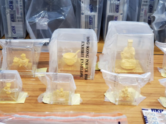 警方检获超过30部电脑，一批用作道具的金饰品及20万现金。