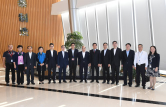 张建宗（右七）率团到访一间在厦门投资建厂的港资企业。