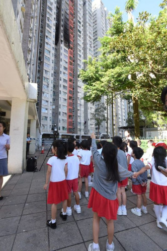 幼稚园的老师带同多名学生到场讲解火警后祸害。梁国峰摄