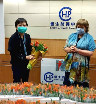 張竹君代表接收鮮花。荷蘭駐港領事館FB