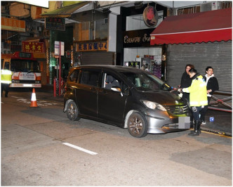 被撞的灰色私家車。