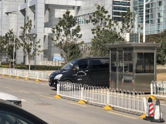 送别武昌院院长刘智明的灵车缓缓开出。网上图片
