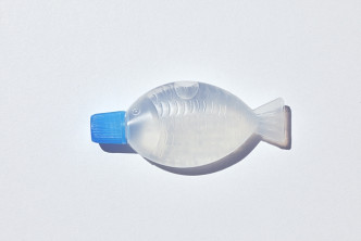 「鱼仔抗菌液」沿用以往的豉油樽设计，而樽盖则改为蓝色。网图
