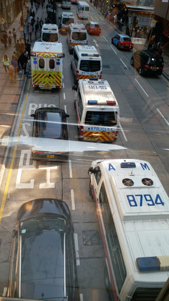 警車及救護車到場戒備。讀者提供