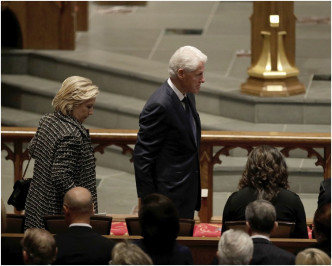 克林顿夫妇都前来出席丧礼。AP