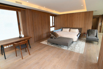 睡房以木系为布置主调，呈现简约低调。