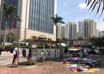 网民声称富昌邨对出一段行人路被人霸占晾衣。深水埗街坊会facebook图片