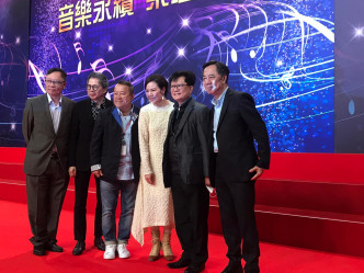 曾志伟、何丽全、IFPI主席陈志光（左）、IFPI总裁冯添枝（右二）和IFPI众委员一起合照。