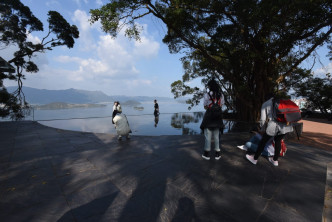 有旅客到「天人合一」景点拍照。