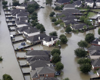 洪水肆虐，居民多数无家可归。AP