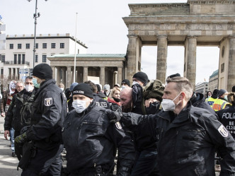 柏林有約500人聚集在勃蘭登堡門附近。AP