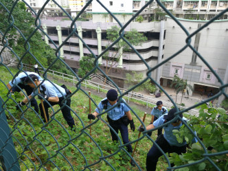 大批機動部隊在山坡一帶搜證。梁國峰攝