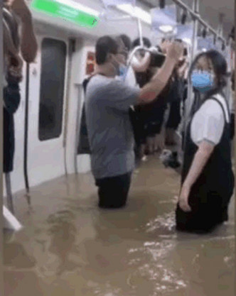 洪水涌入地铁站五号线，当日500多名乘客被困。网图