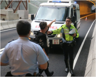 男子(小圖)被警方拘捕 並指罵在場記者。