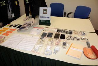 司警检获一批证物，包括用作犯案时使用的手提电话。