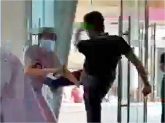屯门一名大叔不满被叫戴口罩，起飞脚打人。
FB群组「屯门牛」Krista Wu影片截图。