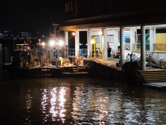水警晚上将尸体移往东涌新码头调查。