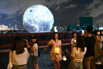 市民与月亮拍照。