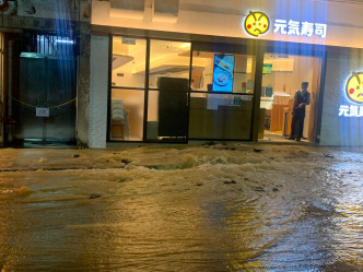 科士街爆水管，水流连同泥沙涌上地面。