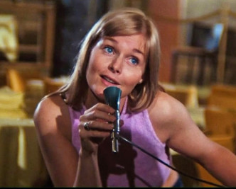 嘉露莲莉在1972年的灾难片《海神号遇险记》饰演游轮歌手。网上图片