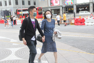 10月初，李丞责与太太刘倩婷行街，一向身形窈窕的后者腹部明显隆起，估计已怀孕约5个月。