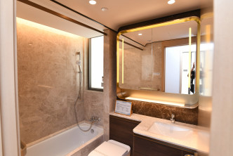 浴室设有镜柜，方便整理仪容及收纳。（1B座18楼B室交楼标准示位）