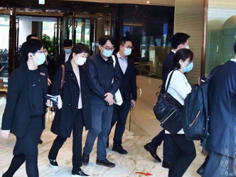 衞生防護中心傳染病處主任張竹君（左二）及酒店代表等人陪同專家團到場。