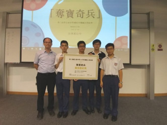 陈展洪（左二）曾参加中学机械人比赛获奖。（图片由港大提供）