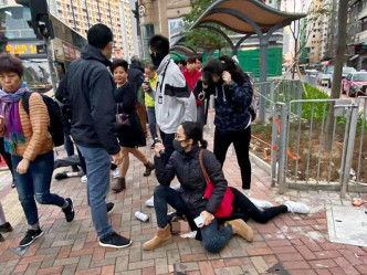 一名女警制服一名少女(右)。 香港突发事故报料区FB图