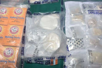 警方檢獲3.3公斤可卡因及一批製毒工具。楊偉亨攝