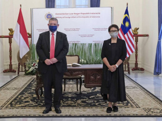 马来西亚外长赛夫丁（左）与印尼外长均表示对澳洲购买核潜艇一事持保留态度。美联社图片