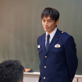 伊势谷友介在剧集《未满警察》饰演警校教官。