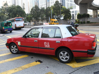 何栢良建議市民乘搭的士時應絞低一半車窗。資料圖片