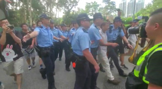 警员将涉事男子带上警车。