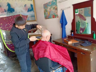 朱圣开在村里是一名理发师。(网图)