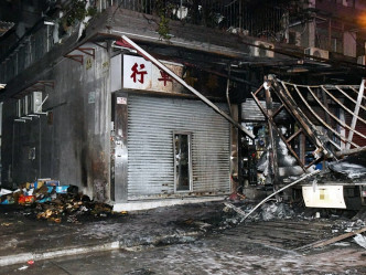 附近3间店铺的招牌被大火波及并烧毁。