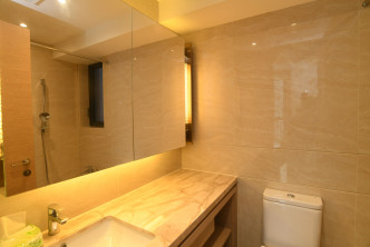 浴室設有橫向大鏡，可提升空間感。