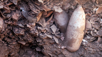 遗址有数以千计的陶壶碎片。路透社图片