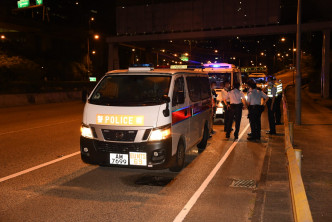 葵涌的士撞警车。