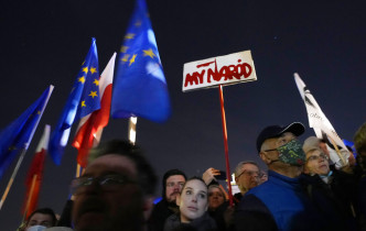 示威人民舉起歐盟旗幟反對脫歐。AP圖片