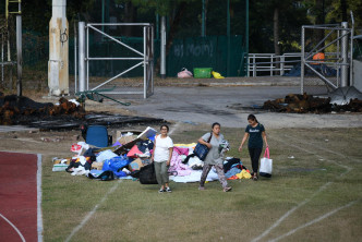 有职员清理校园垃圾杂物。