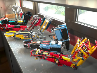 David Aguilar已为自己打造了5套Lego义肢。（片段截图）