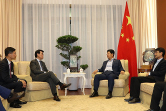 邱騰華與中國駐馬來西亞特命全權大使白天（右二）會面。政府新聞處