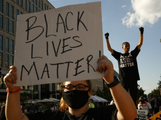 美国掀起反种族主义示威浪潮未熄。AP