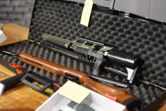一名男子涉網購組件改裝氣槍，警方在秀茂坪邨單位搜獲氣槍、伸縮警棍等。