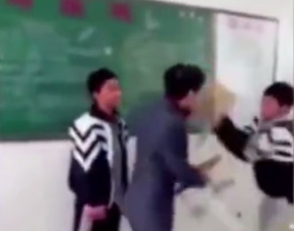 其中一名學生經已拿起凳朝老師頭部擲過去。