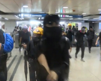 示威者約10分鐘後進入紅磡港鐵站。有線新聞截圖