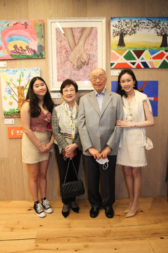 周瑋瑩的父母也到場支持外孫女。
