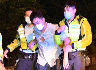 杨明称撞车后感晕眩，由警员合力搀扶登上救护车。